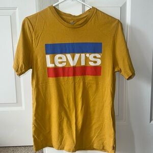NWOT Levi yellow and red and blue logo vintage classic tee size small